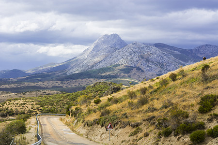 清晨西班牙欧洲峰风沥青路图片