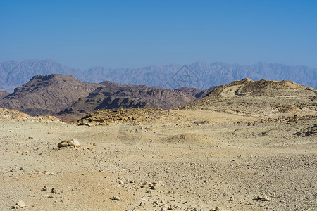 神圣土地以色列内盖夫沙漠的落基山以色列南部岩层令人窒息的景象被瓦迪斯山和深坑打断的尘土山背景