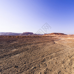以色列内盖夫沙漠的落基山以色列南部岩层令人窒息的景象被瓦迪斯山和深坑打断的尘土山背景图片