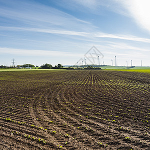 奥地利貌景观中的耕现代风力涡轮机生产能源图片