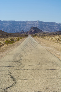 以色列南部干涸道路坑打断图片