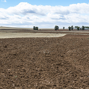 为秋天在西班牙种植作物而准备的犁田山收成后农村景观与田野接壤图片