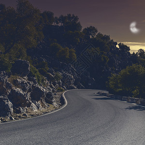 西班牙坎塔布里亚山脉的风向阿斯法特路月亮照耀着西班牙的坎塔布里亚山脉图片