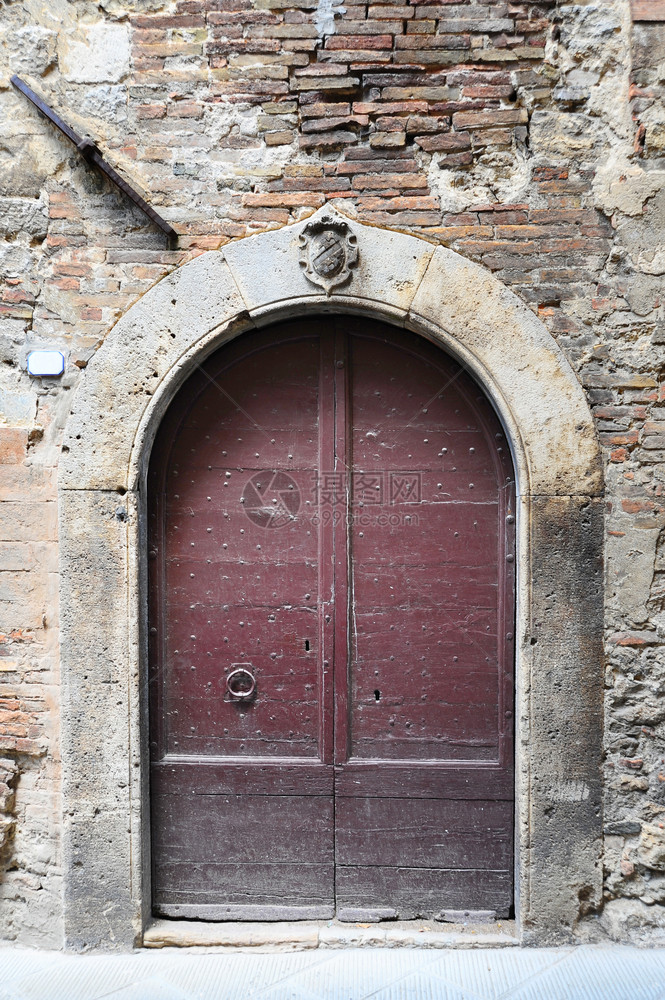 意大利托斯卡纳传统古老的木门和石墙图片