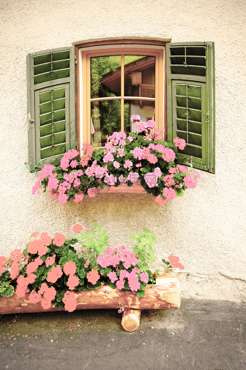 意大利风格的窗口有装饰鲜花的木百叶窗图片