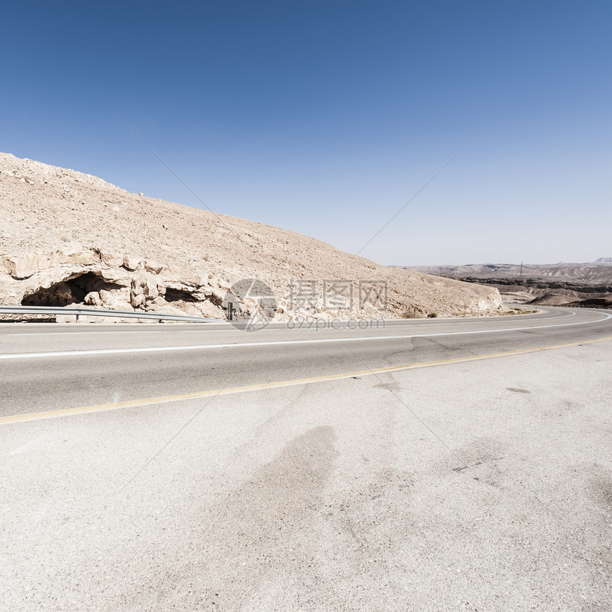 沙漠中以色列干涸道路图片