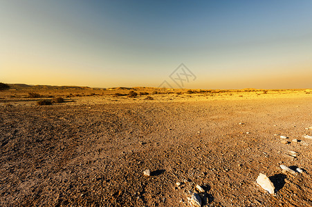 以色列内盖夫沙漠日落时山丘以色列南部岩层令人窒息的景象尘土被瓦迪斯山和深坑打断背景图片