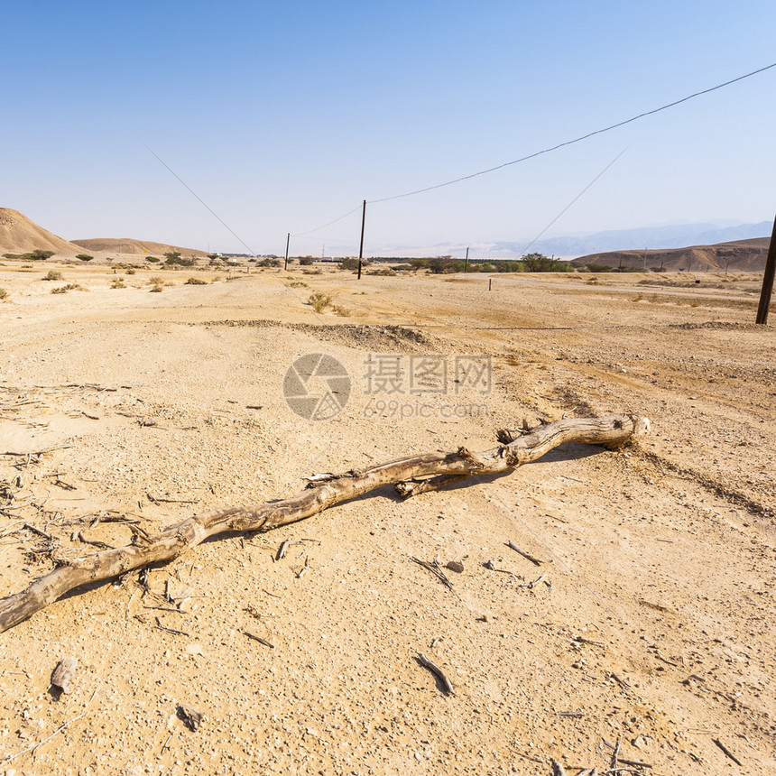 中东地貌平原上的电线以色列内盖夫沙漠的落基山岩层令人窒息地貌图片