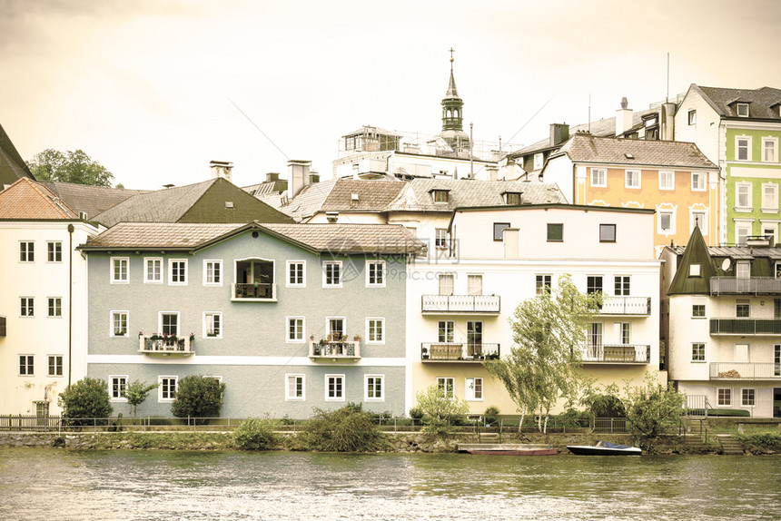 奥地利Traun河岸和传统建筑图片