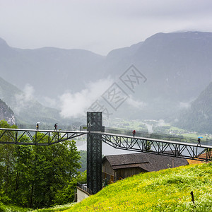 清晨雾雨和乌云横扫奥地利貌森林山牧场草地和村庄图片
