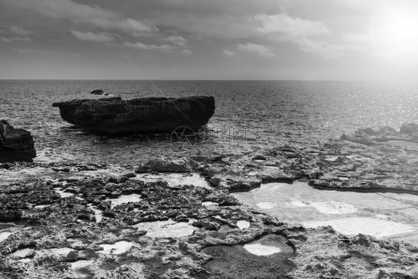 戈佐岛是地中海马耳他群岛的一个小由纯粹的石灰岩悬崖划定的冲淡海岸线日落时满是深洞图片