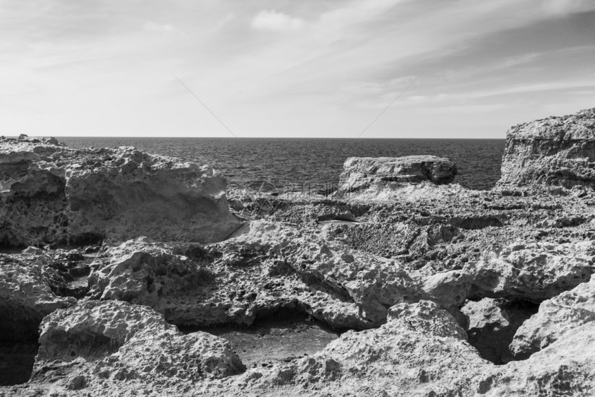 戈佐岛是地中海马耳他群岛的一个小由纯粹的石灰岩悬崖划定的冲淡海岸线并堆满了深洞图片