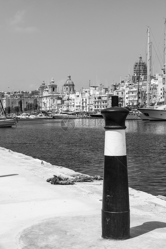 游艇停靠在马耳他港船只在旧城背景上一连串停泊在港口码头对沿海三城进行移动图片