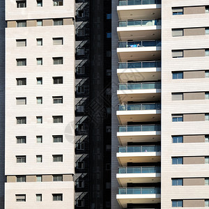 以色列公寓大楼的窗户和阳台图片