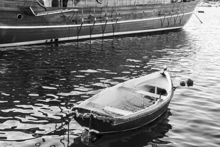 游艇停靠在马耳他港一艘破旧的船在豪华只中沉没图片