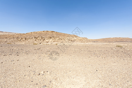 以色列沙漠岩层的风景令人叹为观止达斯帝山因瓦迪和深坑而中断图片