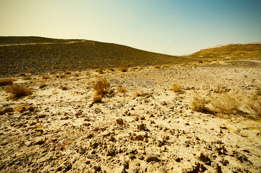 以色列沙漠中岩层的风景令人呼吸尘埃山因瓦迪斯和深坑而中断图片