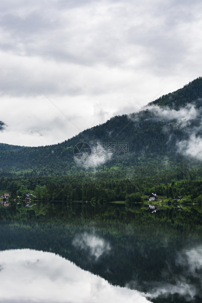 奥地利Hallstattersee的雨和云早上在奥地利风景喷雾湖森林田地牧场草和村庄图片