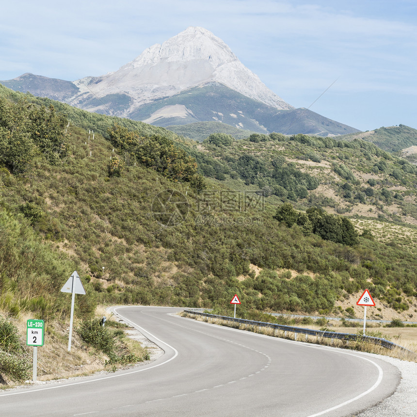 清晨西班牙欧洲峰风沥青路图片