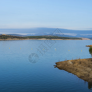 清晨西班牙山湖日出丘水海滩和阳光的西班牙风景图片