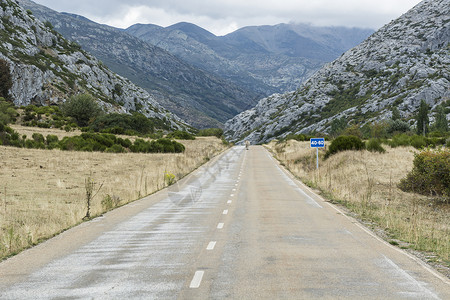 清晨在西班牙的欧洲峰柏油路上高清图片