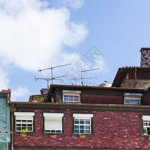 波托市历史中心与葡萄牙传统外墙的景象图片