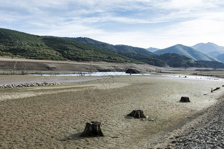 西班牙美丽的风景坎塔布里亚山脉的景色峡谷底河流图片