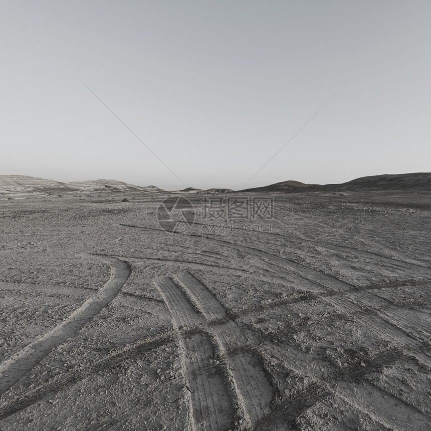 以色列内盖夫沙漠岩石丘陵的黑白戏剧景象中东令人发指的景象和自然质图片