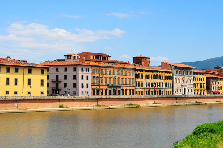 在意大利著名的中世纪城市比萨的阿诺河岸边图片
