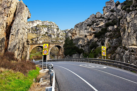 西班牙比利牛斯岛狭小的沥青绕行公路穿过铁下方图片