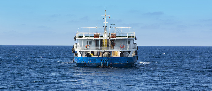 货船经过科米诺岛和戈佐之间的海峡高清图片