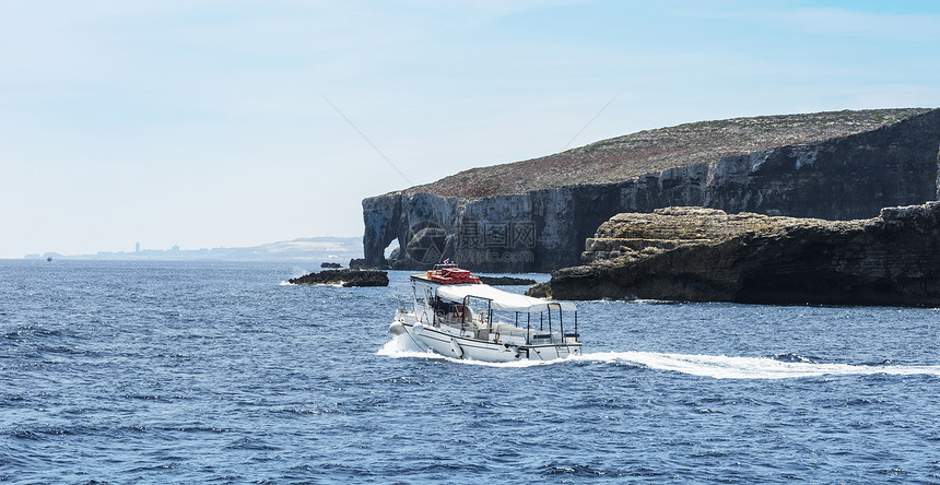 科米诺岛是马耳他群的一个小屿位于地中海马耳他和戈佐岛之间位于地中海的马耳他和戈佐岛之间图片