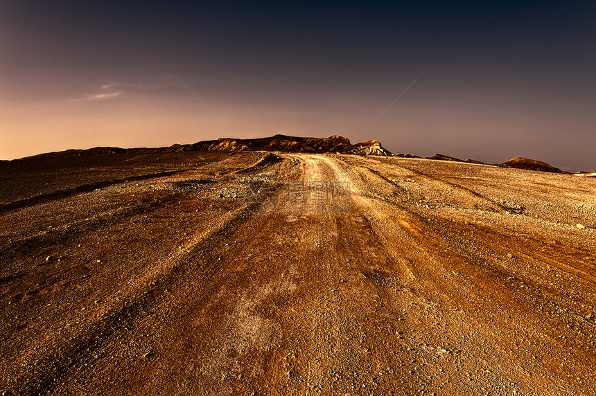日落时以色列内盖夫沙漠的落基山以色列南部沙漠的风雕刻岩层图片