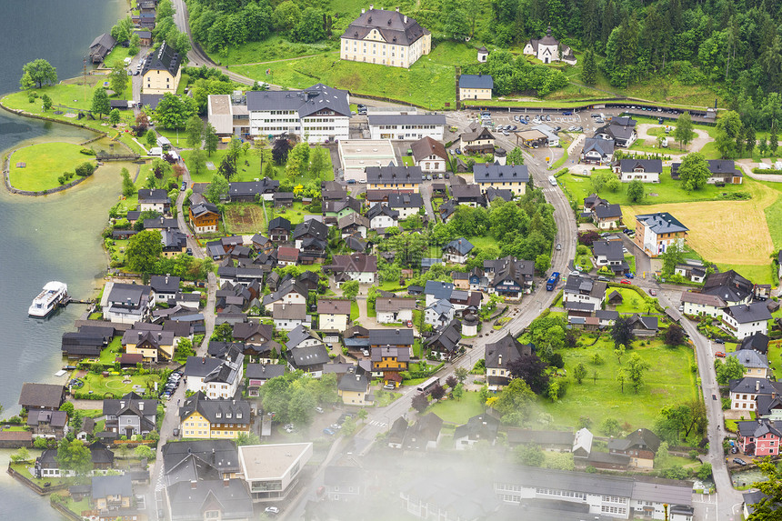 奥地利Hallstattersee的雨和云鸟儿对奥地利Hallstat市上晨雾的目视图片