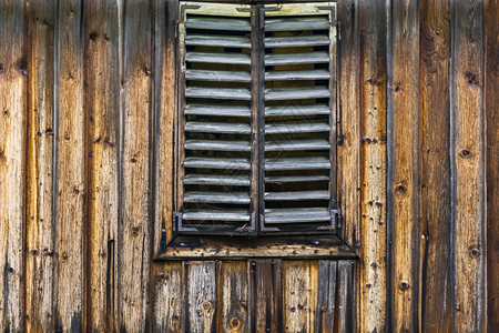 在Hallstatt的奥地利传统林木屋旧因山地空气潮湿而变黑图片