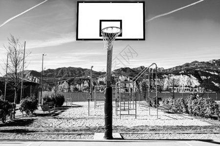 意大利加尔达湖沿岸的废弃体育场黑白分明图片