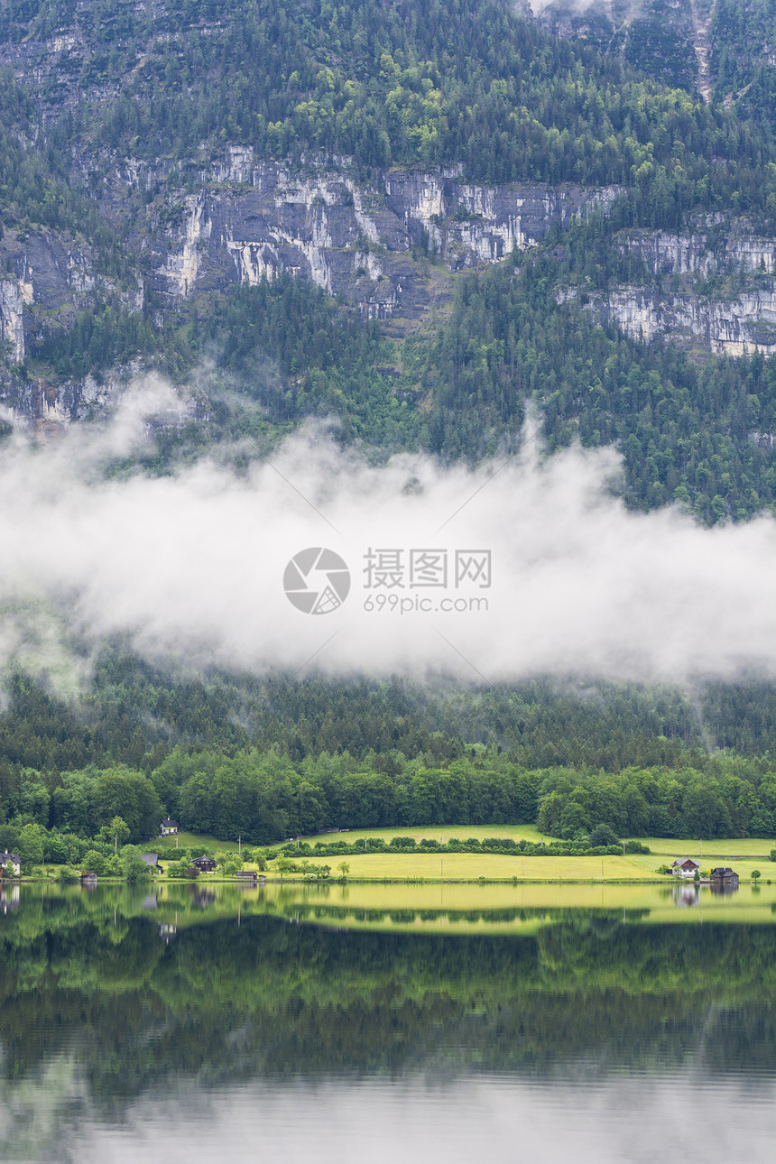 奥地利Hallstattersee的雨和云早上在奥地利风景喷雾湖森林田地牧场草和村庄图片