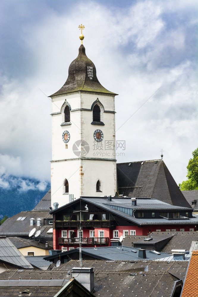 奥地利圣沃尔夫冈市中心直接位于奥地利圣沃尔夫冈市中心的朝圣教堂图片
