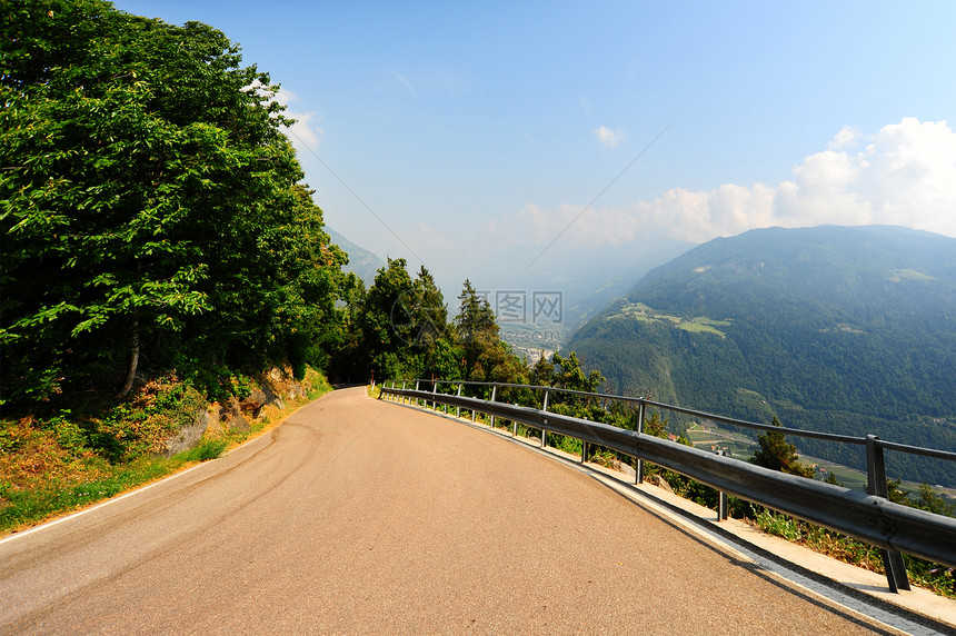 意大利高山上的风沥青路图片