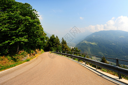 意大利高山上的风沥青路图片