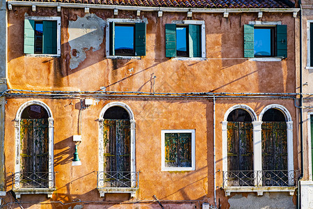 意大利威尼斯的房屋窗口体现了现代文化背景图片