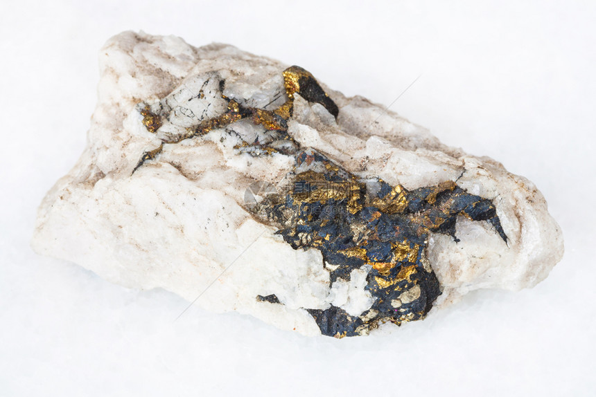 天然矿物的大型乌拉尔山白色大理石岩中原夏洛石晶体图片