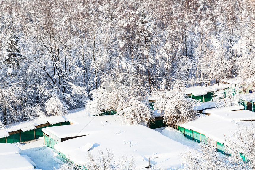 莫斯科市蒂米里亚兹耶夫斯基公园附近的雪覆盖车库图片