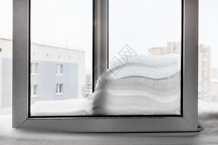 冬季莫斯科市住宅楼窗外的雪背景图片