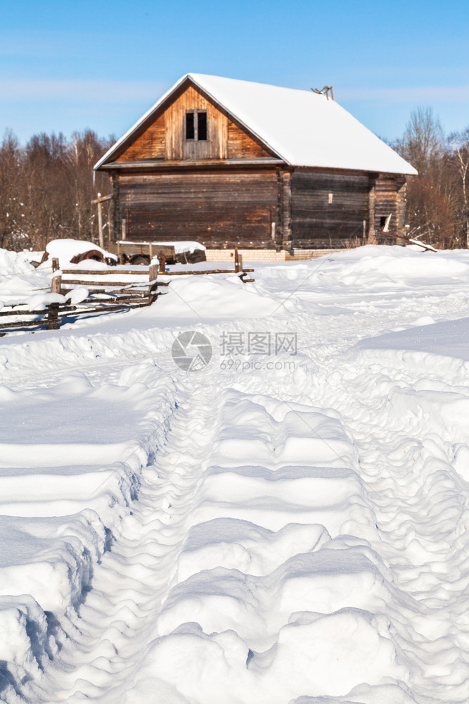 俄罗斯被雪覆盖的道路图片