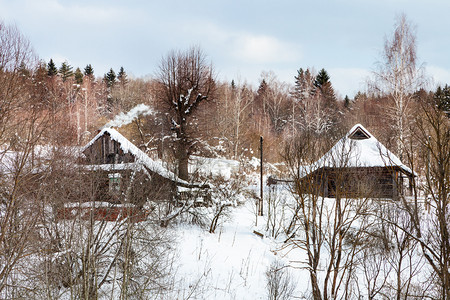 俄罗斯莫伦克地区冬季俄罗斯小村庄的老旧农住房图片