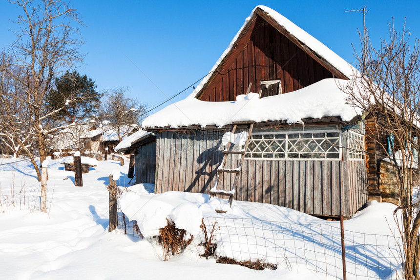 俄罗斯莫伦克地区小村庄的阳光明媚冬季日俄罗斯典型老旧乡村住宅图片