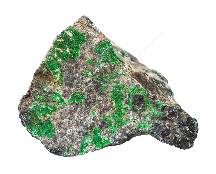 天然矿物的大型乌拉尔山边白色背石上孤立于乌拉尔山边的黑石上绿色乌瓦罗维特晶体图片