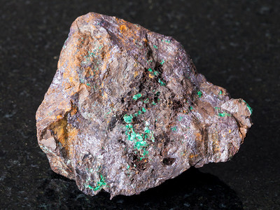 绿色森系水晶杯未经加工的褐铁矿高清图片