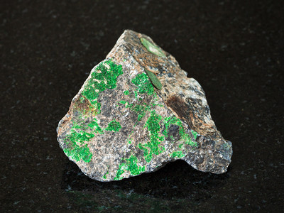 在乌拉尔山黑花岗岩上的原铬石绿色Uvarovite晶体图片